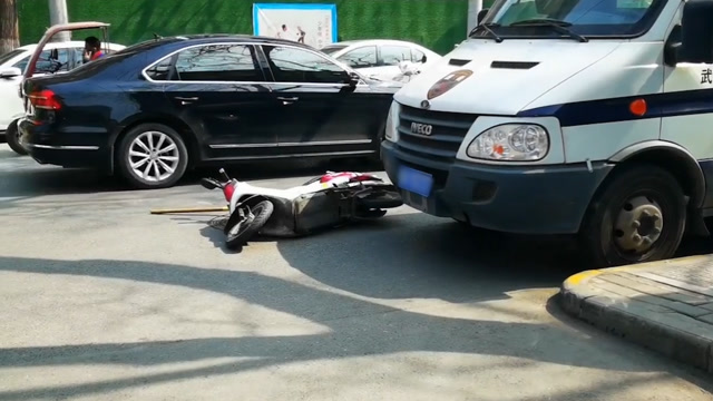 西安一运钞车逆行撞上电动车,车主重伤倒地,引围观!