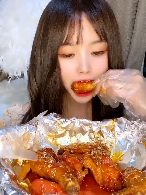 这是一个非常喜欢吃鸡腿的美女吃播