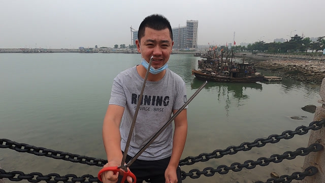 小斗花了10元买了个螃蟹夹,赶海抓了十多斤螃蟹,钱花得值!