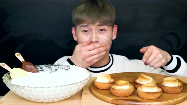 韩国大胃王吃烤棉花糖蛋挞 巧克力雪糕,看看这吃法,真馋人