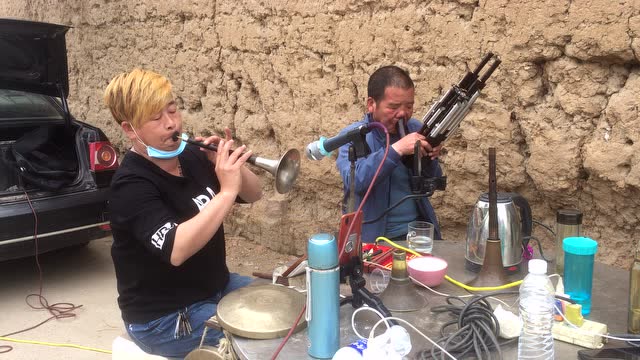 河南许昌市,农村大妈唢呐吹奏《二夹弦》,专业的听着就是不一样