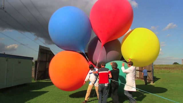 气球真的可以带人飞天吗?松手的瞬间,神奇的一幕发生了!