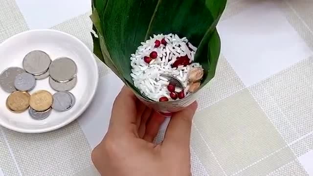 端午节给妈妈包粽子,用一个矿泉水瓶做模具,这样包出来的粽子很好看!