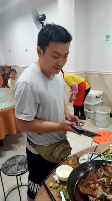 饭店老板算账手法,一看生意就不错,不然练不出这速度!