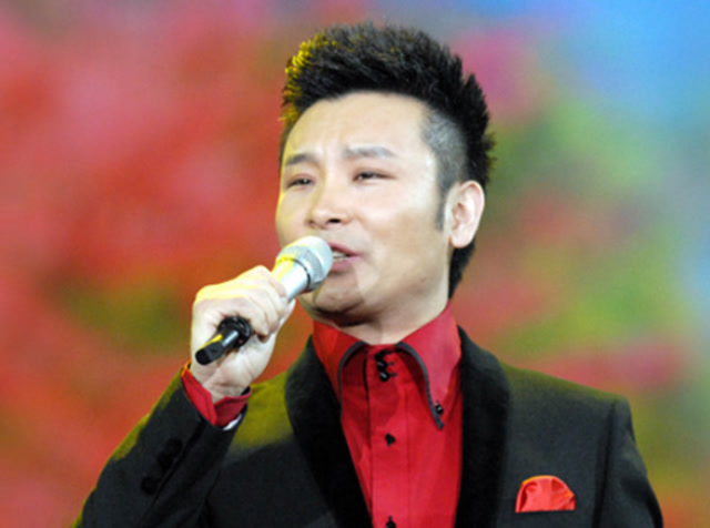 刘和刚演唱《欢聚一堂》,节奏轻快欢快,点燃全场气氛