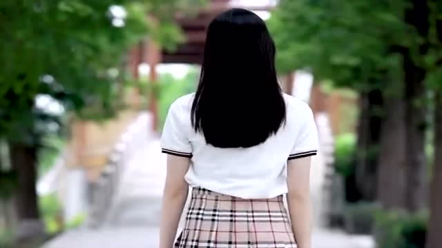 偶遇小学女同学,转身回头的瞬间,好想谈恋爱!