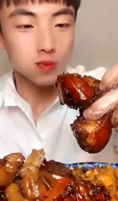 吃播界杨洋吃猪肘子,看帅哥吃饭真是赏心悦目!