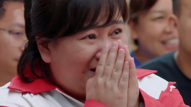 太感人了,杨迪节目中下跪感谢父母的支持,贾玲一秒泪崩