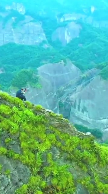 湖南山八角寨龙头香,百米悬崖绝壁上的烧香客,看的是触目惊心