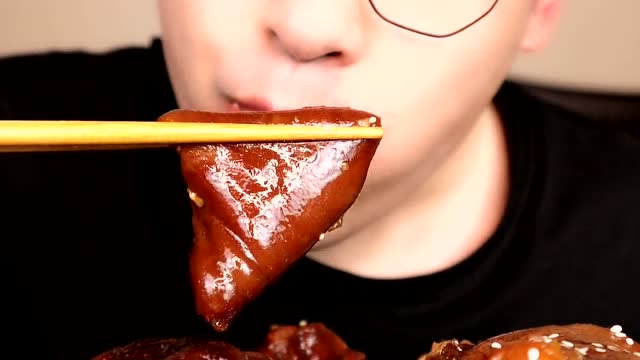 深夜调皮一口蹄!你们喜欢吃吗?