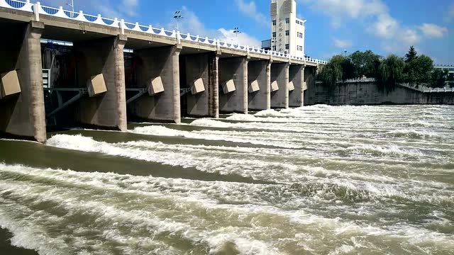 石梁河水库泄洪闸泄洪2000流量