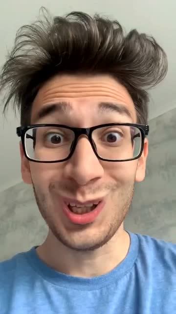 外国小伙的表情太搞笑了吧,这样子真好笑!