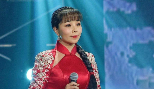 王二妮演唱《桃花红杏花白》洋洋盈耳,含情默默