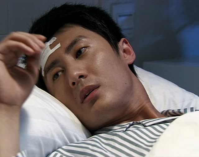 爱没有错邵婷深夜守在秉国的病床前照顾她秉国很心疼