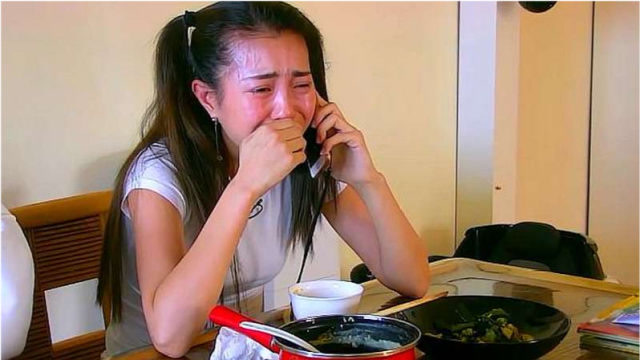 包文婧自己带饺子累到崩溃,给爸爸打电话倾诉,泣不成声!