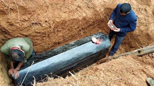 湖南农村老人土葬风俗,两位风水师傅正在看风水