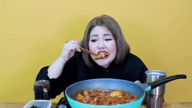 韩国吃货大胖妞,吃香辣鸡肉粉条,配上米饭,吃得太过瘾了