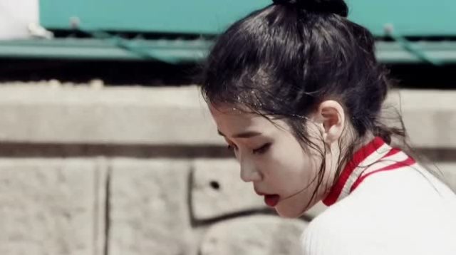 穿着毛衣打网球的iu帅炸了!