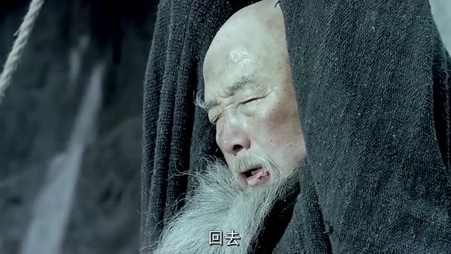 方丈被吊在了寺门口,小和尚们出来送食物,还试图要救下方丈!