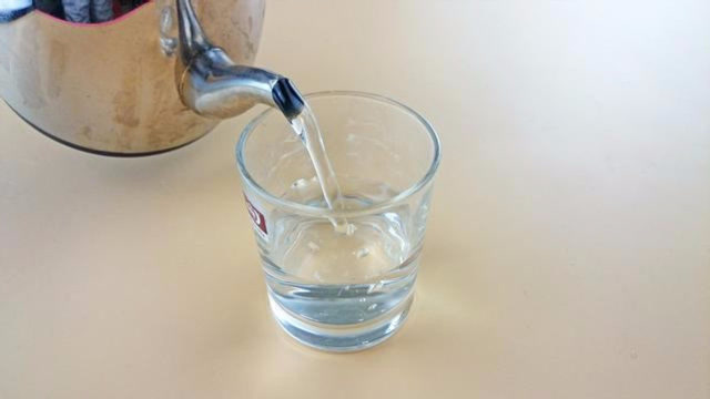 滚烫的开水喝不了,教你一个窍门,让开水快速变凉,学会一生受用