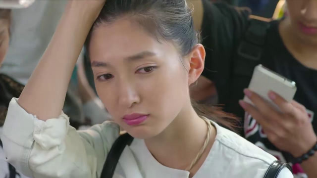 旋风十一人:裴朵真是太难了,一个人推车,最后还挤公交回家