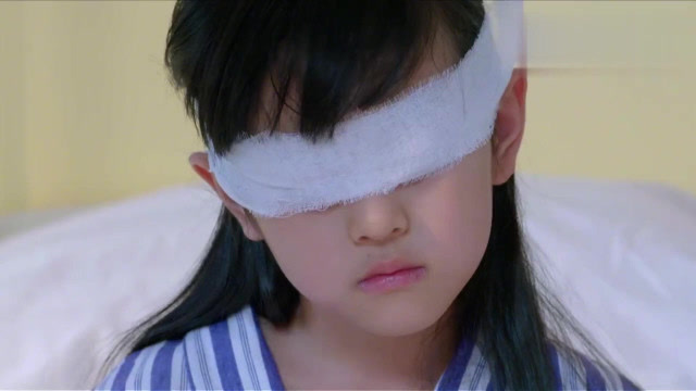 失明女孩手术后拆药布,女孩睁开眼的瞬间,妈妈紧张的不敢看