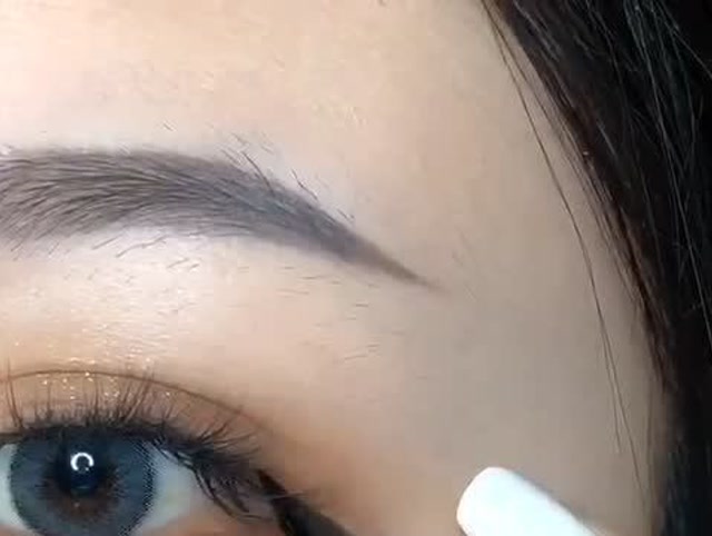 眼尾拉长自然眼线 显眼睛很长