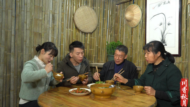 猜猜川香秋月家吃了多少只鸡鸭,看这盘泡椒鸡杂就一目了然