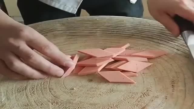 火腿肠菱形切法,大厨切个菜,技术咋这么牛呢?