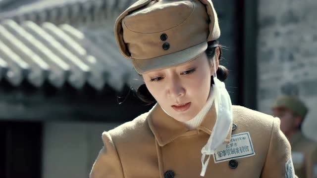 光荣时代:白玲正在检查案发现场,郑朝山过来,白玲让他不要乱翻东西