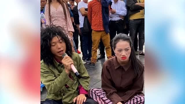 乞丐唱歌《爱你情歌》,美女被感动得痛哭流涕