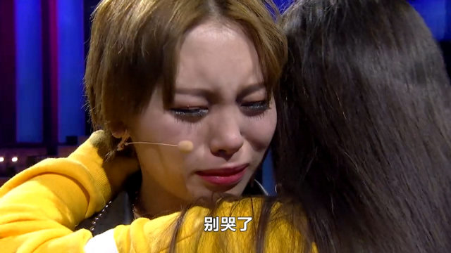 现在就告白:白富美帮女生擦眼泪,女生泪流满面狂道歉,还是友谊情深!