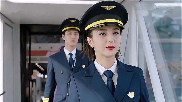 关雨晴婚后首飞,一身机长服配大红唇,气场十足简直帅炸!