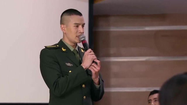 青春集结号:任天行在台上唱情歌,深情对视多多,黄晓悦表情亮了