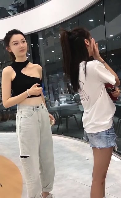 车模一姐苏宁跟张芮尔第一次同框,论气质,芮尔差远了
