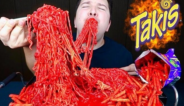 小伙挑战15包"地狱级"火鸡面,一口下去,辣到喷火!