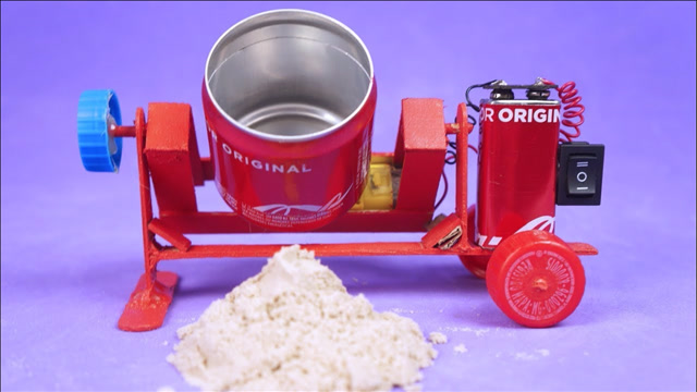 手工牛人又diy了!把易拉罐做成小型搅拌车,启动后竟真的能用