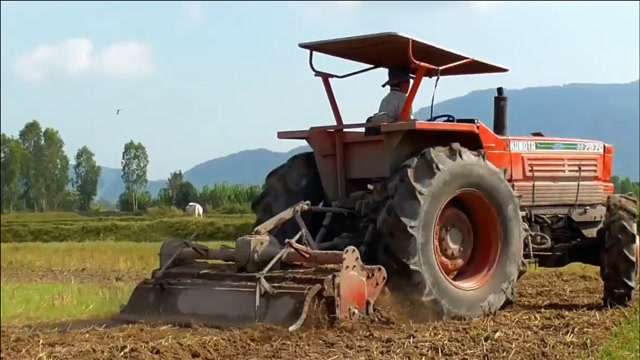 农民用新型耙田机作业,科技为农田开荒带来便利,看看多高的效率