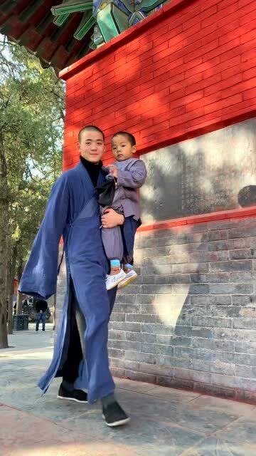 少林寺日常,抱着三宝卡个点,三宝真的太可爱了