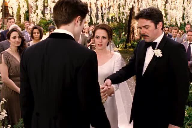 看见贝拉和爱德华结婚,太羡慕了!我也好想找个吸血鬼结婚
