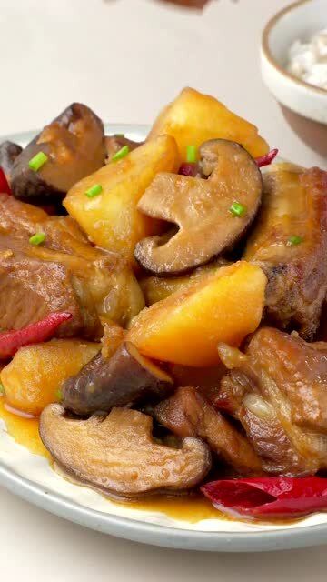 香菇土豆炖排骨,家常的才是最好吃的!排骨软嫩土豆香糯,好下饭
