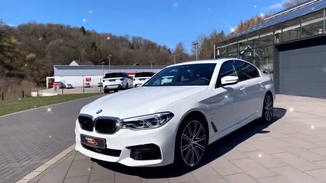 宝马530e油电混合 2.0t 254马力 8挡at 百公里加速5.9s 综合油耗为2l
