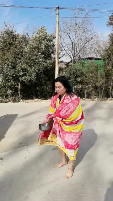 手里捧着窝窝头,菜里没有一点油