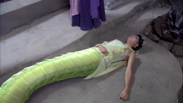 蛇女痛苦不堪,本以为是在蜕皮,没想到差点小命不保!#电影hot大赛