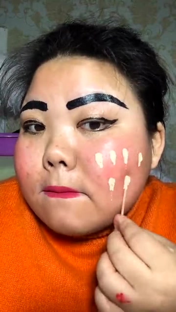 好大一张大白脸呀,果然化完妆的女人,没有一个是丑的