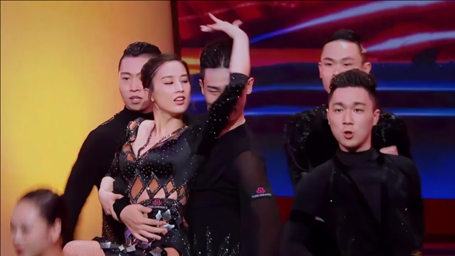 黄圣依现场跳拉丁,这舞姿性感魅惑,完全看不出来生过孩子!