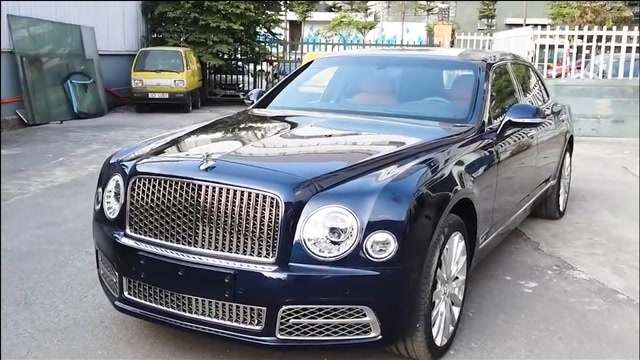 600万的2021款宾利慕尚到货实拍,坐进后排的那刻,感觉值了!