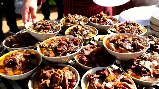 河南农村流水席,一桌14道菜220块钱贵不贵?看看都吃啥