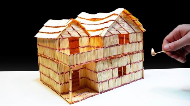 小伙用10000根火柴搭建房子,一把火点燃瞬间,画面有点震撼!