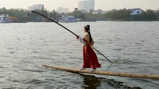 惊艳!贵州遵义24岁姑娘杨柳表演"水上轻功"独竹漂.